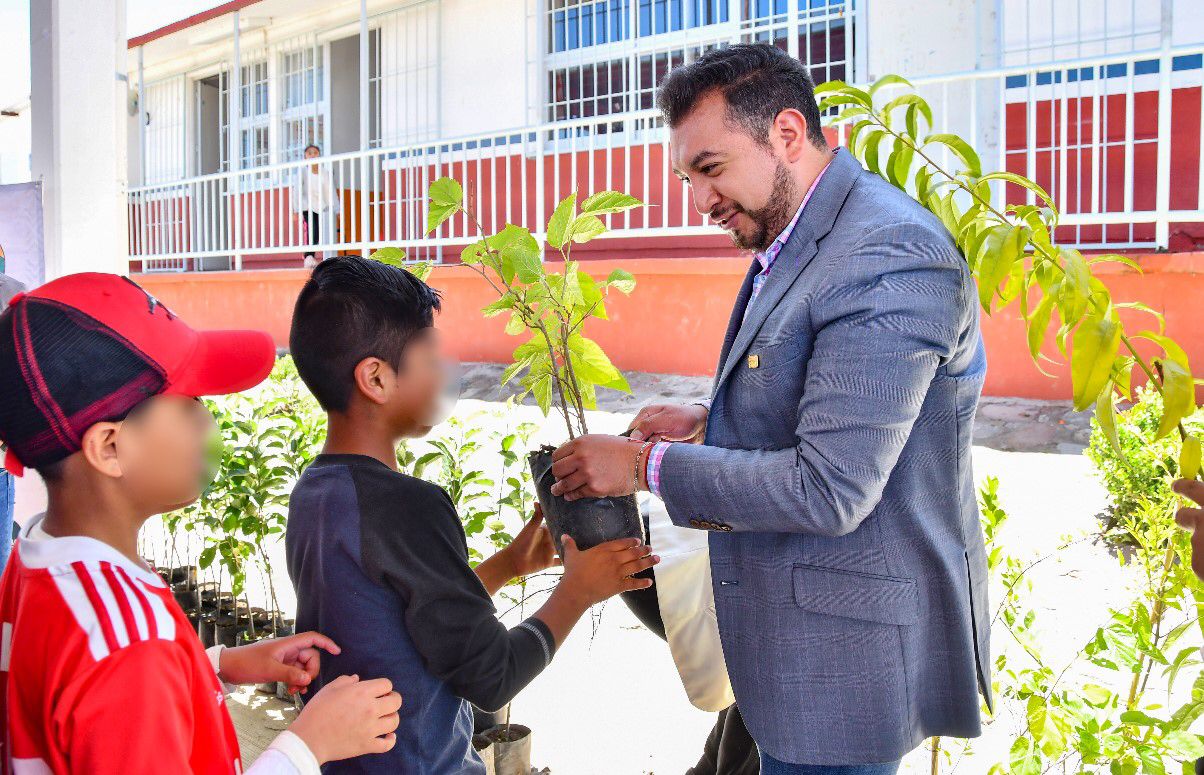 Lanza Salvador Santos Cedillo, presidente municipal electo, iniciativa para que familias de Huamantla adopten un arbolito
